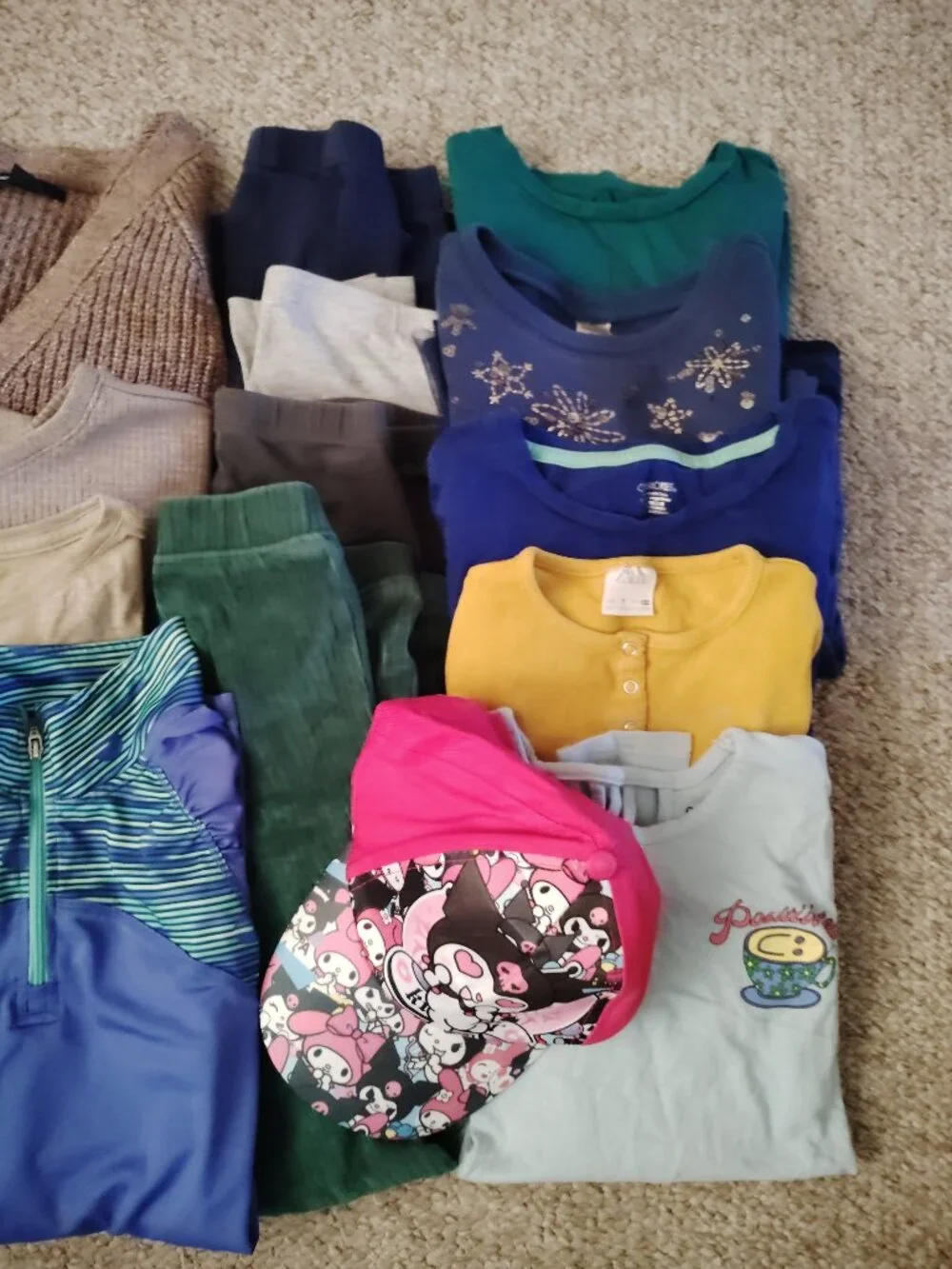HUGE LOT OF CLOTHES LEGGINGS TOPS OUTFITS OLD NAVY GAP SANRIO~GIRLS SIZE M 7-8